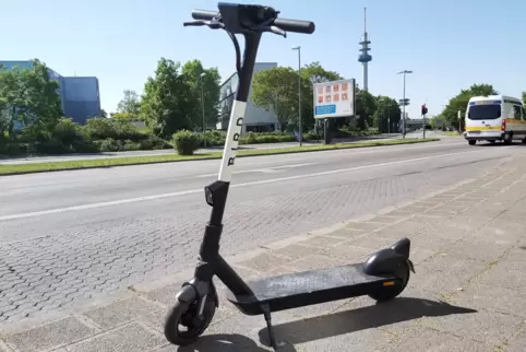 Keine Seltenheit: irgendwo abgestellte E-Scooter. 