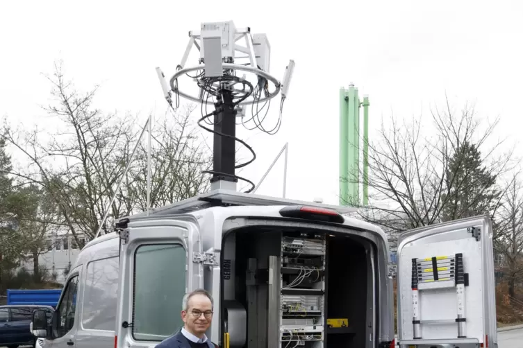 Hans Schotten vor einem Fahrzeug, das mobile Netze mit 5G-Technologie ermöglicht. Damit sollen testweise Landwirte bei der Ernte