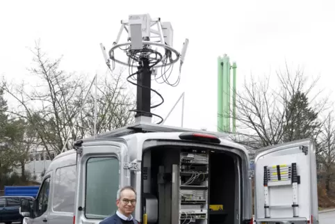 Hans Schotten vor einem Fahrzeug, das mobile Netze mit 5G-Technologie ermöglicht. Damit sollen testweise Landwirte bei der Ernte