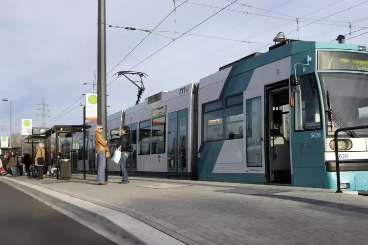 An der Endhaltestelle Oppau gibt es Anschluss ans Stadtbahnnetz.