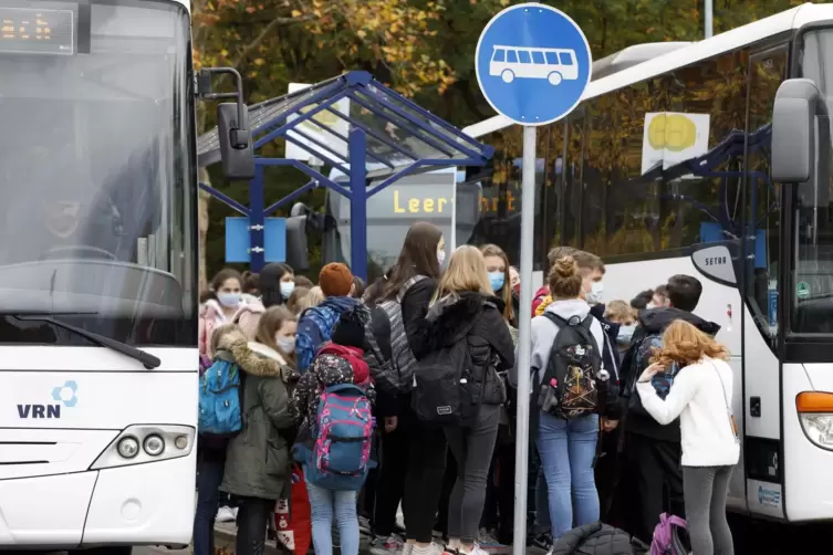 Wegen Corona sind mehr Schulbusse nötig: Die Kosten dafür bleiben fast zur Hälfte am Kreis hängen. 