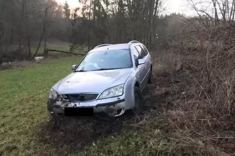 Das Fahrzeug musste abgeschleppt werden.