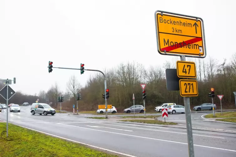 Die Kreuzung ist mit ihren Ampeln ein Nadelöhr. Ein Kreisel soll Abilfe schaffen.