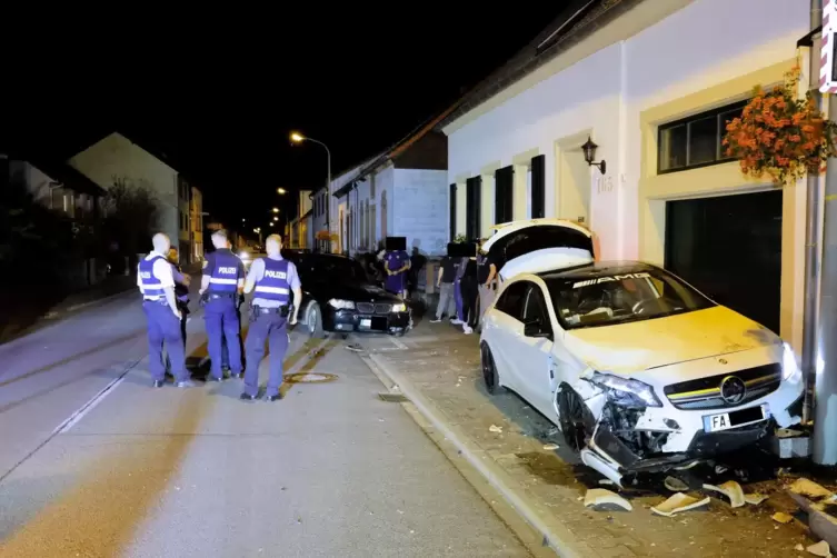 Am Abend des 23. August 2019 krachte ein AMG-A-Klasse-Mercedes in eine Treppe in der Altheimer Straße in Mittelbach. Die Firma A