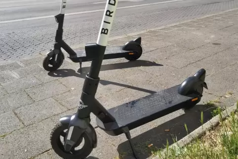 Ein Ärgernis: in der Stadt abgestellte E-Scooter.