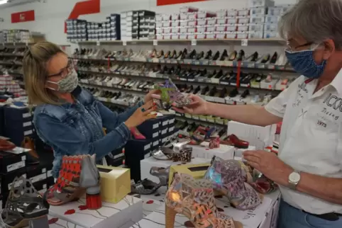Walter „Sam“ Hanß (rechts), Schuhhändler in der Hauensteiner Schuhmeile, hält die coronabedingte Schließung des Einzelhandels fü