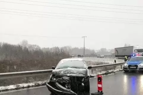 Der Unfallwagen auf der Auffahrt zur Autobahn. 