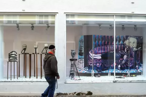 Kunst im Vorbeigehen – links im Schaufenster Köpfe von Christian Feig, rechts Paravant von Eva Schäuble.