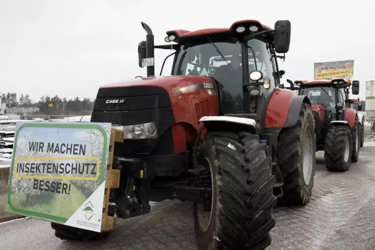 Der Start der Demonstration der Bauern mit ihren Traktoren gegen das Insektenschutz-Paket der Bundesregierung in der Von-Miller-