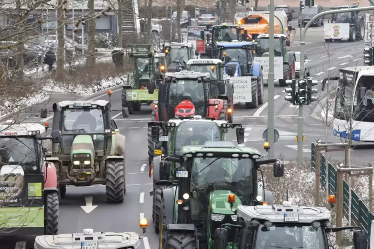 Der Traktoren-Konvoi zieht sich durch die Stadt.