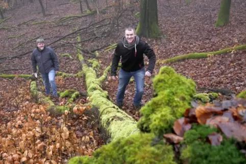 Ortsbürgermeister Thomas Knecht (links) und der zweite Beigeordnete Markus Müller im geplanten Waldrefugium. 