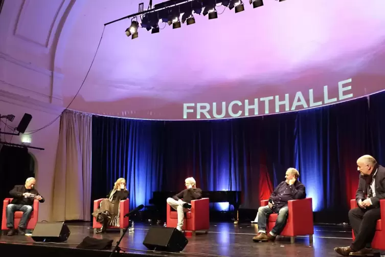 Der 33. Talk der Freunde des Pfalztheaters fand erneut in der Fruchthalle statt: Moderator und RHEINPFALZ-Redakteur Fabian R. Lo