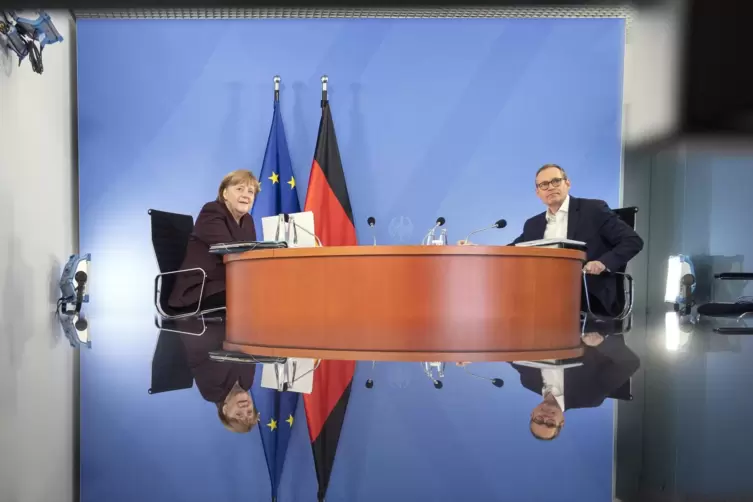 Bundeskanzlerin Angela Merkel (CDU) und der Regierende Bürgermeister von Berlin, Michael Müller (SPD), zu Beginn der Videokonfer