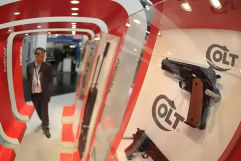  Der Stand des US-amerikanischen Waffenherstellers Colt auf einer Waffenmesse: Nun übernimmt die tschechische CZ-Gruppe, einer d