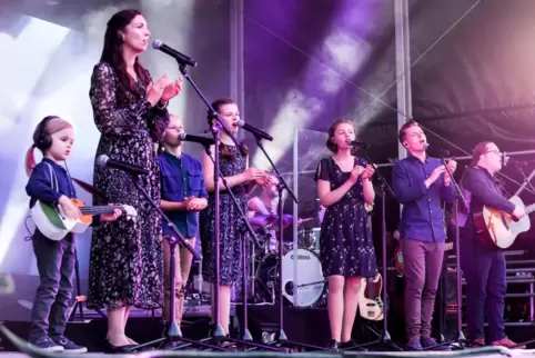 Umstrittener Auftritt im Juli 2019 auf Schloss Eyrichshof bei Ebern: Angelo Kelly mit Frau und Kindern. 