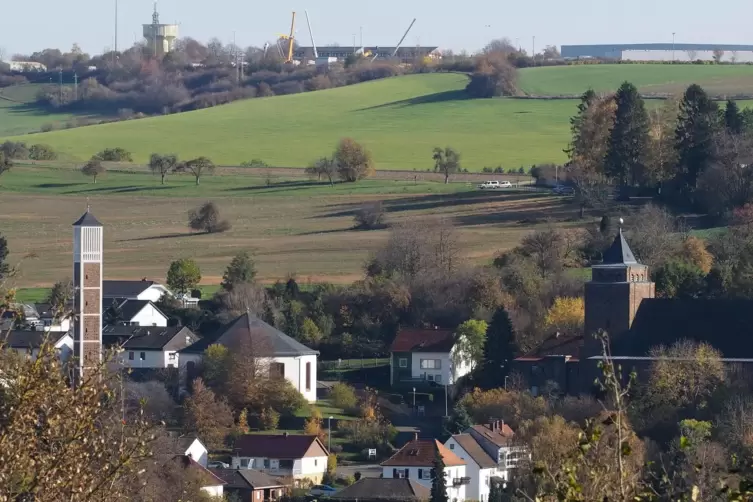 Der Kirchberg oberhalb von Ixheim soll bebaut werden; unten links die evangelische, rechts die katholische Kirche.