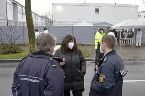 OB Steinruck im Gespräch mit Ordnungshütern vor der Asylunterkunft in der mannheimer Straße.