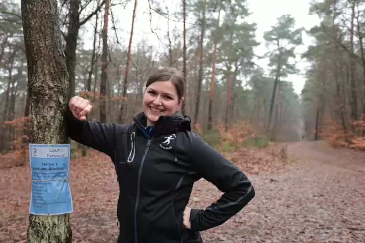 Anni Kuhnhardt, Leichtathletik-Abteilungsleiterin der TSG Eisenberg, hat im Stadtwald einen Trainingsparcours eingerichtet.