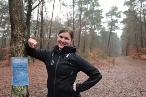 Anni Kuhnhardt, Leichtathletik-Abteilungsleiterin der TSG Eisenberg, hat im Stadtwald einen Trainingsparcours eingerichtet.