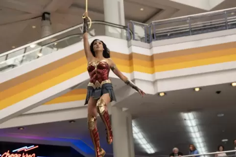 Ach, die Achtziger: Gal Gadot als Amazonenprinzessin mit Superkraft und goldenem Lasso in „Wonder Woman 1984“. 