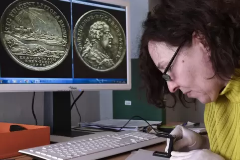 Seit wenigen Wochen im Museumsteam – und schon einen Schatz entdeckt: Restauratorin Jeanette Warnke mit der Medaille aus Rheinsi