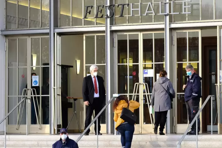 Die Gläubigerversammlung in der Zweibrücker Festhalle hat begonnen.