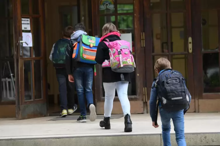 In rheinland-pfälzischen Grundschulen startet am Montag der Wechselunterricht.