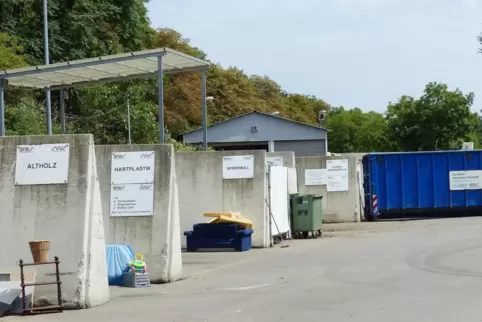 Nur noch mit Termin: Anlieferung beim Abfallwirtschaftshof an der Franz-Kirrmeier-Straße.