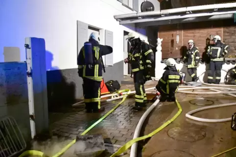 Die Feuerwehr löschte in der Alten Friedhofstraße in Mittelbach einen Kaminbrand.