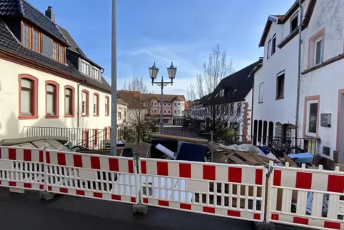 Weil der Zugang zum Schillerplatz vermüllt ist, wurde eine Bake aufgestellt. Man kann die Treppen aber trotzdem benutzen.