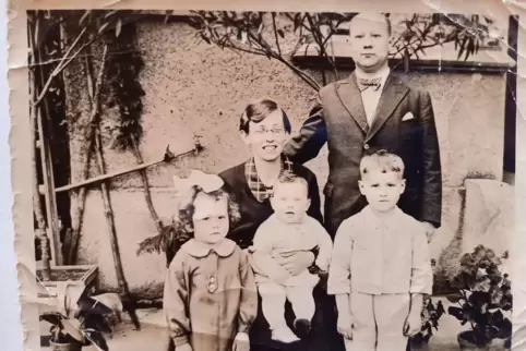 Familie Fischer im Jahr 1934: Vater Martin und Johanna Sommers leibliche Mutter Anna, die 1936 jung verstarb. Johanna sitzt auf 