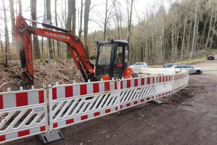 Die neue Wasserleitung unterquert die Straße, der Verkehr von Rodalben nach Clausen soll während der Arbeiten nicht behindert we