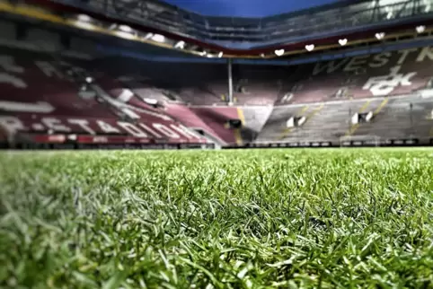 Auf dem Rasen im Fritz-Walter-Stadion geht es für den 1. FC Kaiserslautern um wichtige Punkte im Drittliga-Abstiegskampf. Hinter