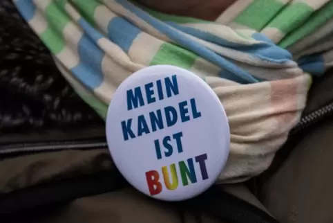 Buttons mit der Aufschrift „Mein Kandel ist bunt“ wurden bei den Demonstrationen gegen Rechts getragen. 