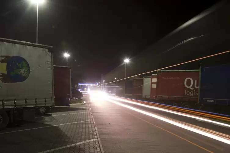 Nachts meist voll belegt: die Parkplätze für Lastwagen auf dem Autobahnrasthof Waldmohr. 