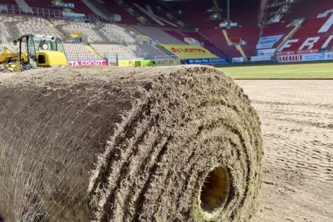 Neuer Rasen auf dem Betzenberg: Rolle für Rolle wird die Spielfläche im Fritz-Walter-Stadion verlegt. 