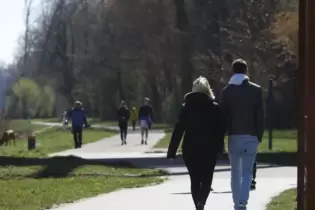 Auch beim Spaziergang auf der Rheinpromenade in Germersheim besteht jetzt Maskenpflicht.