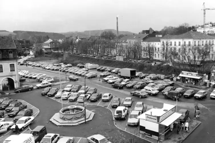 So sah der Hallplatz als Parkplatz vor dem Bau der Hallplatzgalerie aus.