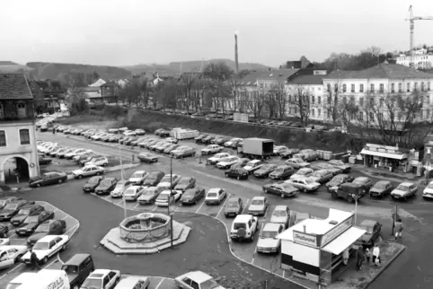 So sah der Hallplatz als Parkplatz vor dem Bau der Hallplatzgalerie aus.