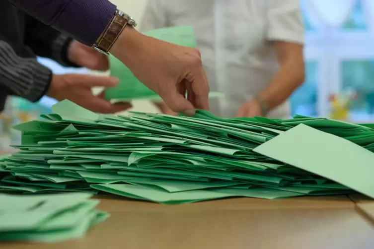 Beim Auszählen kommen sich die Wahlhelfer sehr nahe.