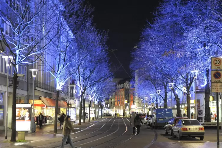 Isse nicht schön: Blick in die weihnachtsbeleuchtete Ludwigstraße.