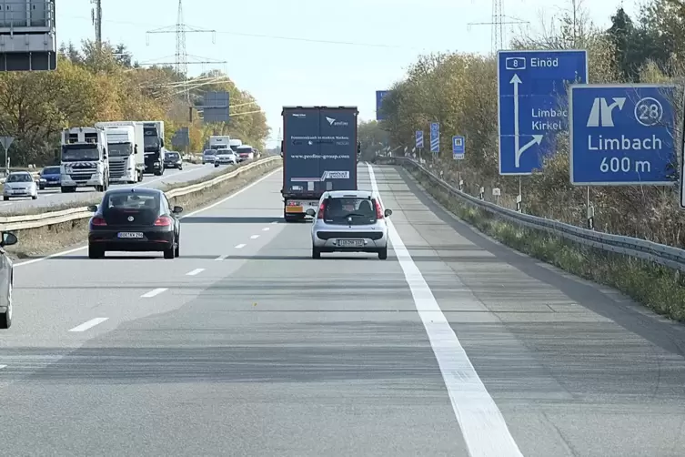 An der Ausfahrt Limbach wird der Verkehr von der A 8 abgeleitet.