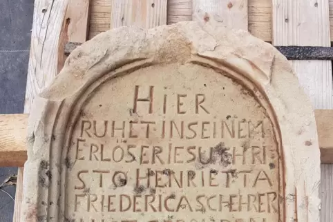 Der bislang älteste Grabstein auf dem Alten Friedhof stammt aus dem Jahr 1768 und wurde 2020 bei Arbeiten an anderen Grabmälern 