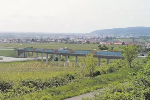 Vor allem die Talbrücke bei Herxheim am Berg – hier eine Visualisation des Landesbetriebs Mobilität – gilt bei vielen Befürworte