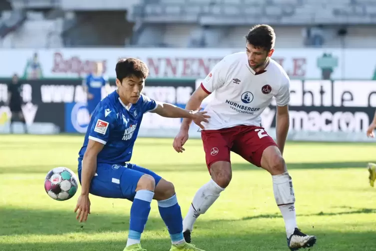 Der Karlsruher Kyoung-rok Choi (links) und der Nürnberger Lukas Mühl.