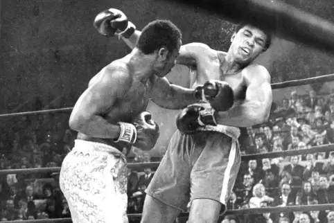 15 dramatische Runden hielt der große Kampf zwischen Muhammad Ali (rechts) und Joe Frazier für die Zuschauer bereit. 