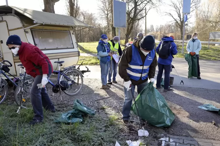 Glas, Plastik, Papier – es gab fast nichts an Müll, was die Helfer nicht fanden.