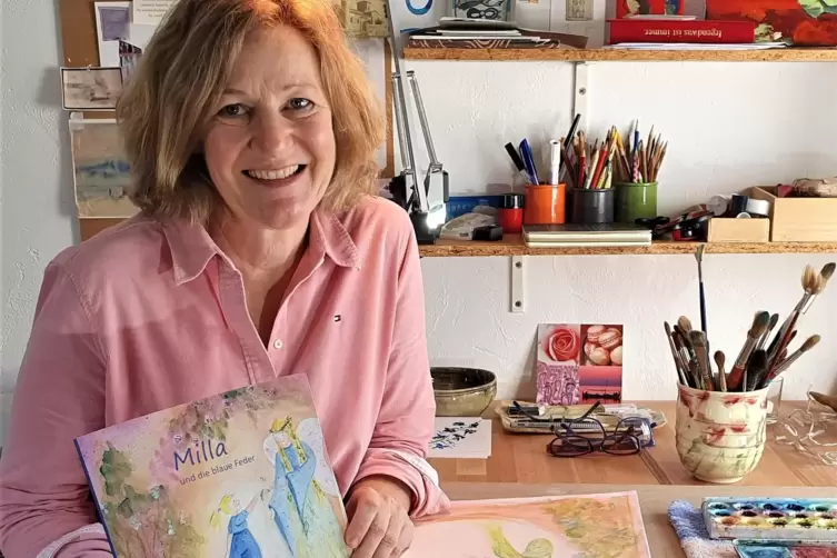 Susanne Wolf-Kaschubowski an ihrem Arbeitsplatz, an dem ihr zweites Kinderbuch „Milla und die blaue Feder“ entstanden ist. 
