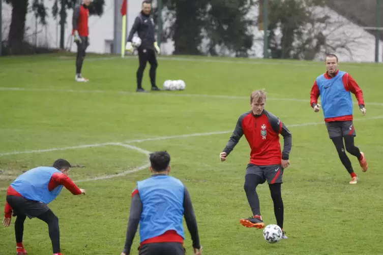 Sie durften weiter trainieren, die Profis des 1. FC Kaiserslautern. Seit Montag dürfen auch die Amateurfußballer wieder auf ihre