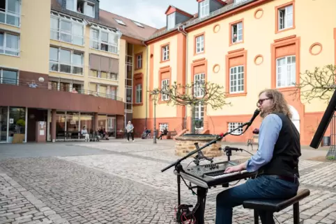 Einer der seltenen Auftritte von Kalli Koppold 2020: An Ostern spielte er für die Bewohner des Seniorenheims im Schloss. 